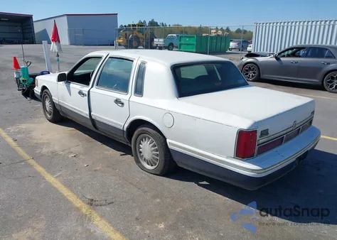 1995 Lincoln Town Car Signature/Spinnaker z USA, uszkodzony, nr VIN 1LNLM82W3SY721219